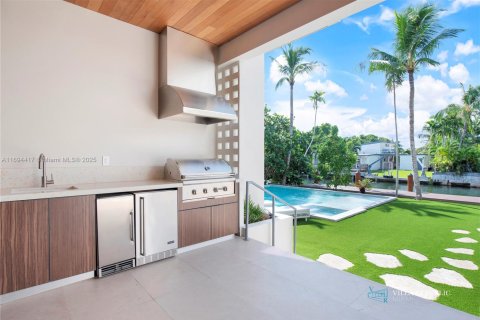 House in Miami, Florida 7 bedrooms, 458.1 sq.m. № 1445575 - photo 20