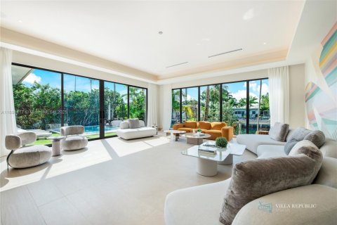 House in Miami, Florida 7 bedrooms, 458.1 sq.m. № 1445575 - photo 8