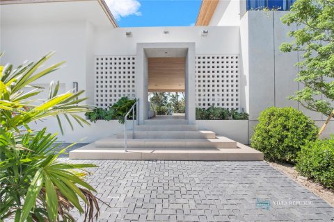 House in Miami, Florida 7 bedrooms, 458.1 sq.m. № 1445575 - photo 5