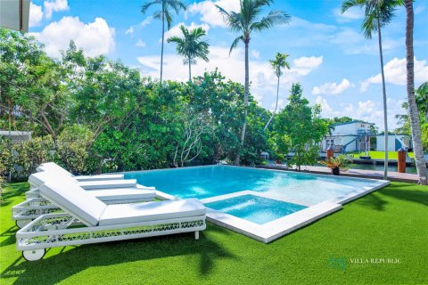 House in Miami, Florida 7 bedrooms, 458.1 sq.m. № 1445575 - photo 21