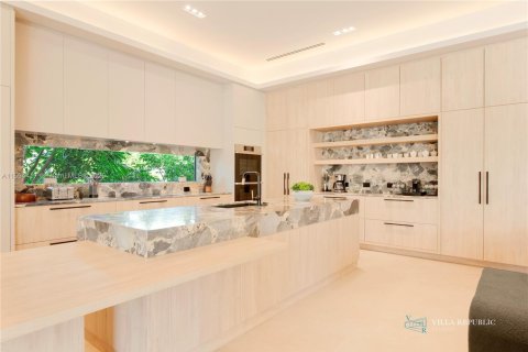 House in Miami, Florida 7 bedrooms, 458.1 sq.m. № 1445575 - photo 11