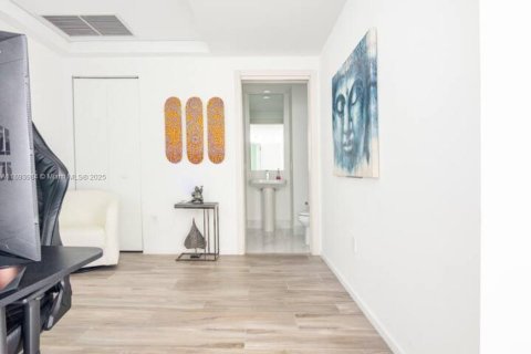 Condo in Miami, Florida, 1 bedroom  № 1945706 - photo 11