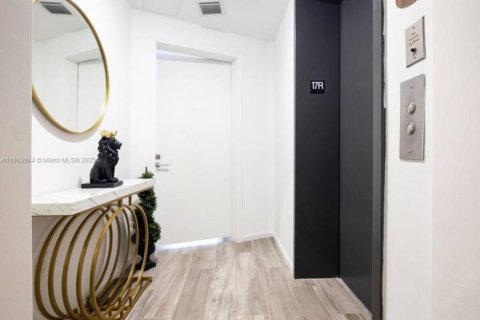 Condo in Miami, Florida, 1 bedroom  № 1945706 - photo 2