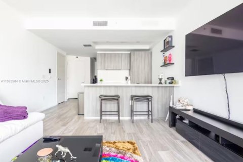 Condo in Miami, Florida, 1 bedroom  № 1945706 - photo 3