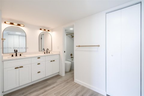 Condo in Aventura, Florida, 2 bedrooms № 2247525 - photo 28