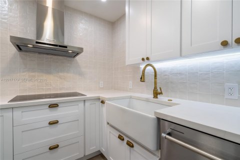 Condo in Aventura, Florida, 2 bedrooms № 2247525 - photo 9