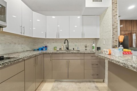 Купить кондоминиум в Майами-Гарденс, Флорида 2 спальни, 75.81м2, № 2005620 - фото 7