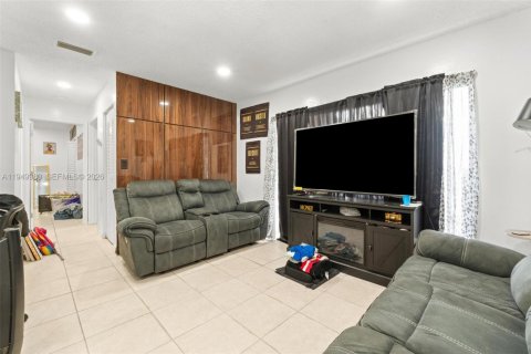 Купить кондоминиум в Майами-Гарденс, Флорида 2 спальни, 75.81м2, № 2005620 - фото 10