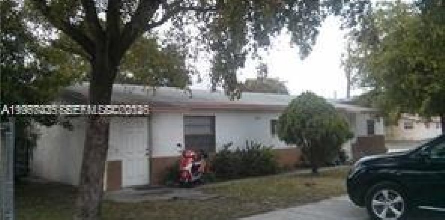 Commercial property in Pompano Beach, Florida 251.58 sq.m. № 2030791