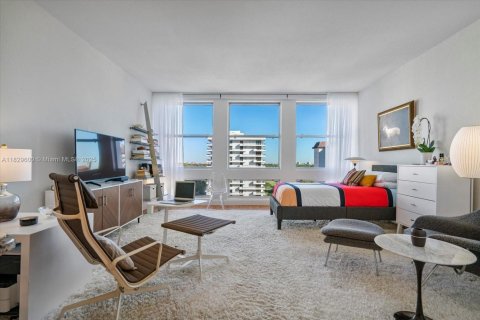 Condo in Coral Gables, Florida  № 1804544 - photo 1
