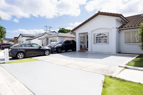 House in Miami, Florida 4 bedrooms, 158.68 sq.m. № 1687706 - photo 1