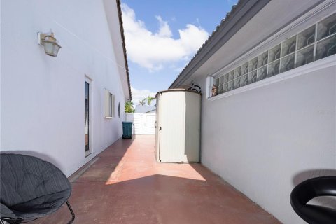 House in Miami, Florida 4 bedrooms, 158.68 sq.m. № 1687706 - photo 3