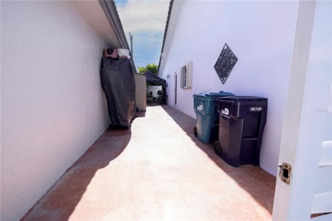 House in Miami, Florida 4 bedrooms, 158.68 sq.m. № 1687706 - photo 8