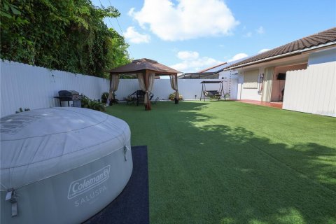 House in Miami, Florida 4 bedrooms, 158.68 sq.m. № 1687706 - photo 12