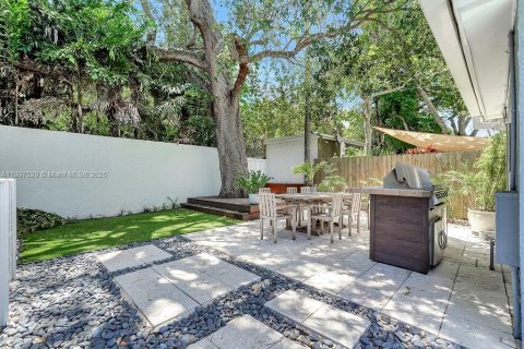 House in Miami, Florida 4 bedrooms, 226.5 sq.m. № 1967357 - photo 22