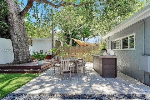 House in Miami, Florida 4 bedrooms, 226.5 sq.m. № 1967357 - photo 27