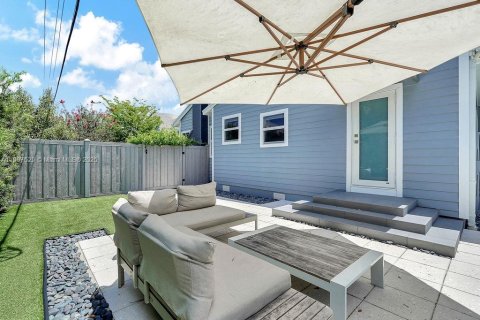 House in Miami, Florida 4 bedrooms, 226.5 sq.m. № 1967357 - photo 17