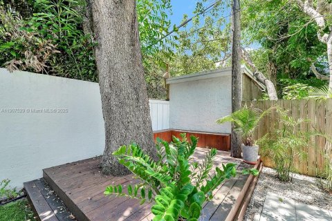 House in Miami, Florida 4 bedrooms, 226.5 sq.m. № 1967357 - photo 28