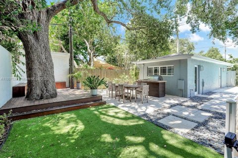 House in Miami, Florida 4 bedrooms, 226.5 sq.m. № 1967357 - photo 29