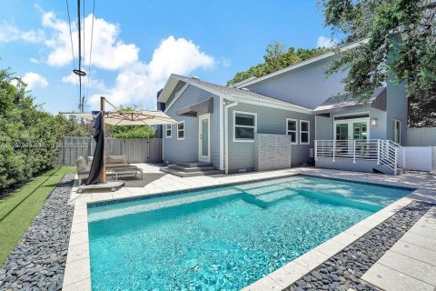 House in Miami, Florida 4 bedrooms, 226.5 sq.m. № 1967357 - photo 20