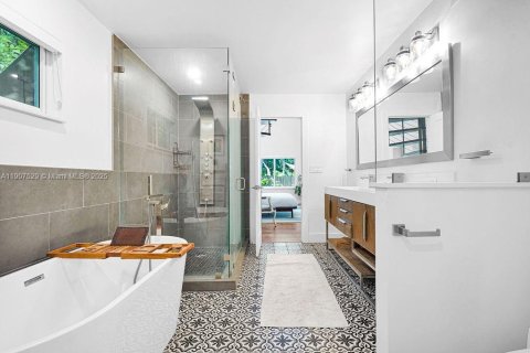 House in Miami, Florida 4 bedrooms, 226.5 sq.m. № 1967357 - photo 6