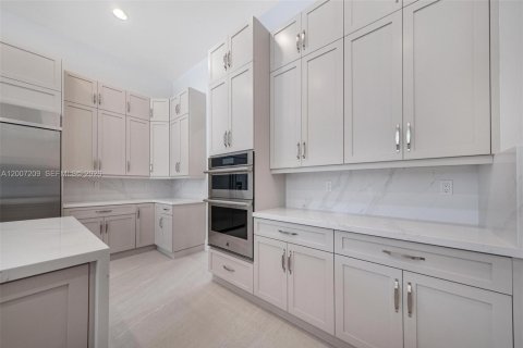 Купить виллу или дом в Дейви, Флорида 5 спален, 492.47м2, № 2189500 - фото 17