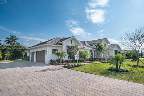 House in Davie, Florida 5 bedrooms, 492.47 sq.m. № 2189500