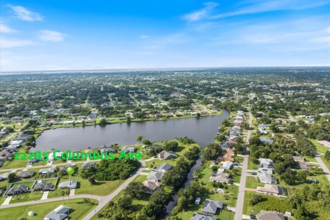 House in Port Charlotte, Florida 2 bedrooms, 129.13 sq.m. № 1906956 - photo 4