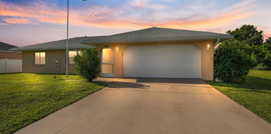House in Port Charlotte, Florida 2 bedrooms, 129.13 sq.m. № 1906956