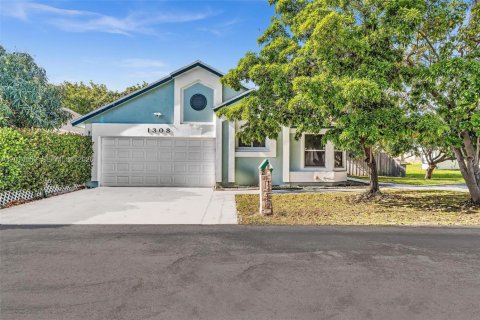 House in North Lauderdale, Florida 3 bedrooms, 136.19 sq.m. № 2076174