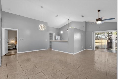 Casa en alquiler en North Lauderdale, Florida, 3 dormitorios, 136.19 m2 № 2076174 - foto 4