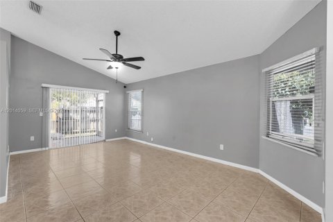 Casa en alquiler en North Lauderdale, Florida, 3 dormitorios, 136.19 m2 № 2076174 - foto 9