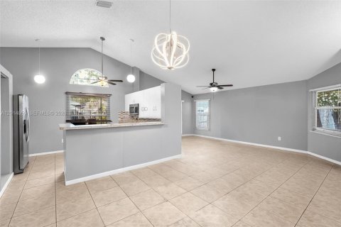 Casa en alquiler en North Lauderdale, Florida, 3 dormitorios, 136.19 m2 № 2076174 - foto 7