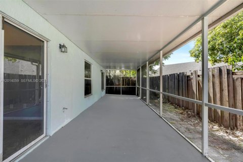 Casa en alquiler en North Lauderdale, Florida, 3 dormitorios, 136.19 m2 № 2076174 - foto 14