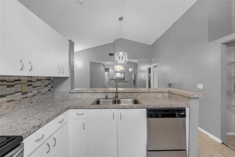 Casa en alquiler en North Lauderdale, Florida, 3 dormitorios, 136.19 m2 № 2076174 - foto 24