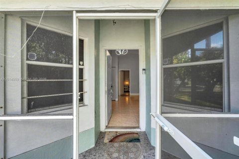 Casa en alquiler en North Lauderdale, Florida, 3 dormitorios, 136.19 m2 № 2076174 - foto 2
