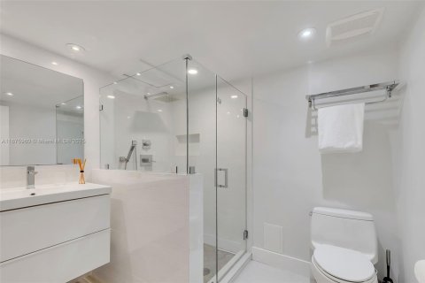 Condo in Miami Beach, Florida, 1 bedroom  № 1399755 - photo 19