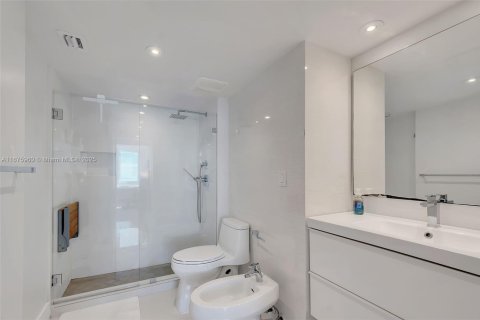 Condo in Miami Beach, Florida, 1 bedroom  № 1399755 - photo 18