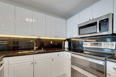 Condo in Miami Beach, Florida, 1 bedroom  № 1399755 - photo 8