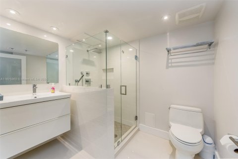 Condo in Miami Beach, Florida, 1 bedroom  № 1399755 - photo 17