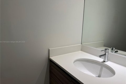 Condo in Miami, Florida, 1 bedroom  № 1728849 - photo 9