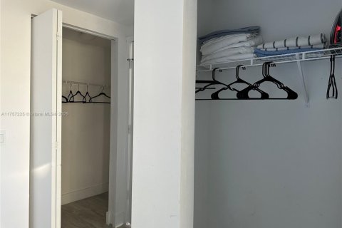Condo in Miami, Florida, 1 bedroom  № 1728849 - photo 21