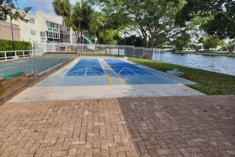 Снять в аренду кондоминиум в Тамарак, Флорида 2 спальни, 88.26м2, № 1951921 - фото 17