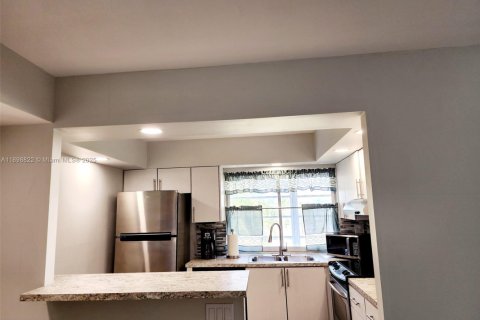 Снять в аренду кондоминиум в Тамарак, Флорида 2 спальни, 88.26м2, № 1951921 - фото 6