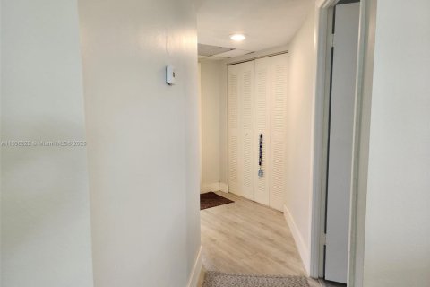 Снять в аренду кондоминиум в Тамарак, Флорида 2 спальни, 88.26м2, № 1951921 - фото 3