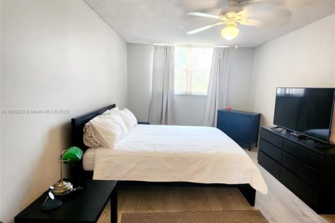 Снять в аренду кондоминиум в Тамарак, Флорида 2 спальни, 88.26м2, № 1951921 - фото 13