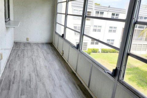 Снять в аренду кондоминиум в Тамарак, Флорида 2 спальни, 88.26м2, № 1951921 - фото 15