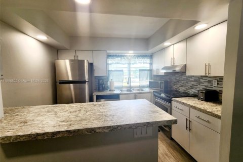 Снять в аренду кондоминиум в Тамарак, Флорида 2 спальни, 88.26м2, № 1951921 - фото 7