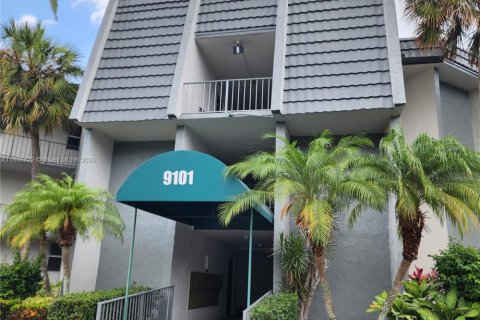 Снять в аренду кондоминиум в Тамарак, Флорида 2 спальни, 88.26м2, № 1951921 - фото 1