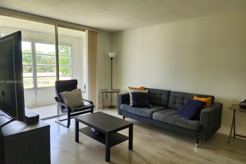 Снять в аренду кондоминиум в Тамарак, Флорида 2 спальни, 88.26м2, № 1951921 - фото 9